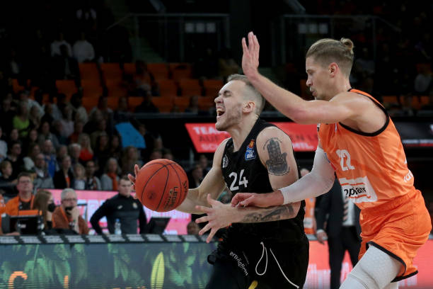 与禁区内的 与禁区内的