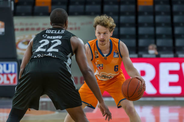 靠铲球次数 靠铲球次数